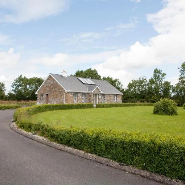 Inviting 4-Bed House in Strokestown, hotel v destinaci Grange