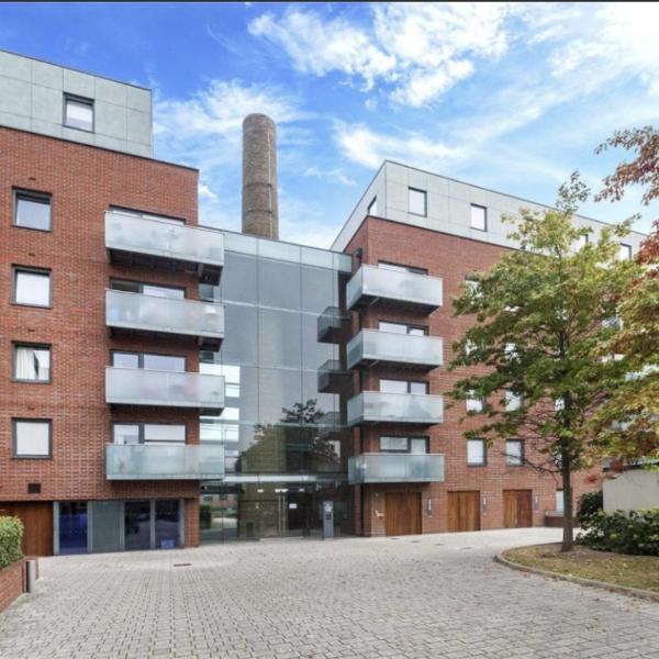 Luxury 2-Bed Flat parking and close to the tube