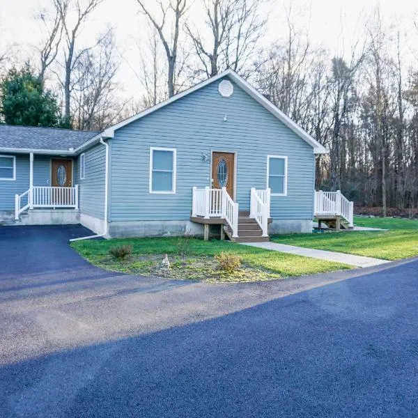 Cabin by the Creek with private creek access, khách sạn ở Tannersville