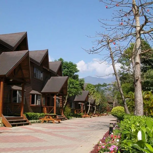 Master Bear Resort, hotel in Jiafeng
