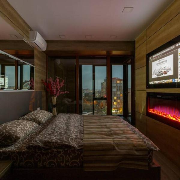 City center. Panoramic windows. Fireplace.