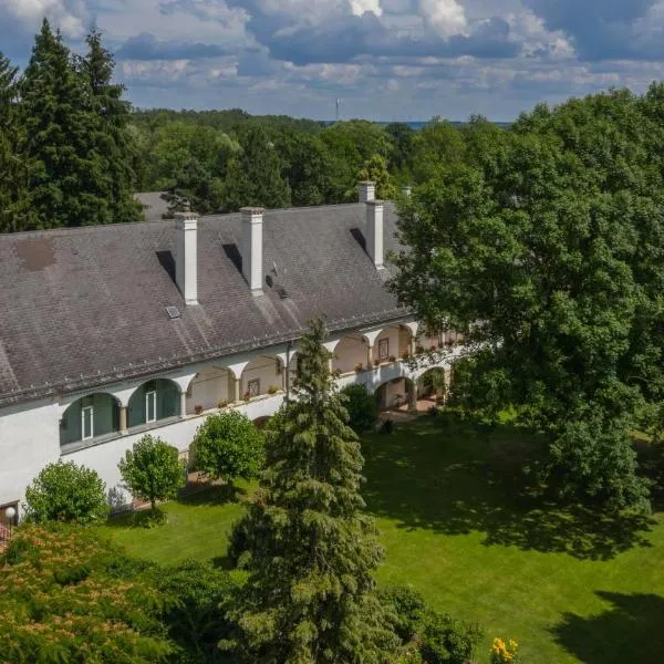 Boutique Hotel Zum Oberjäger, Schloss Lackenbach, hotel v destinaci Lackenbach