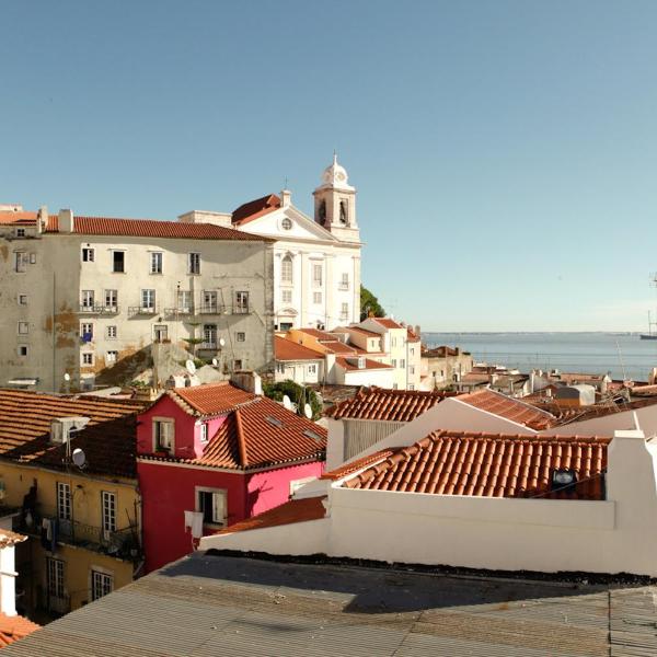 Best Terrace River View Apt in Alfama