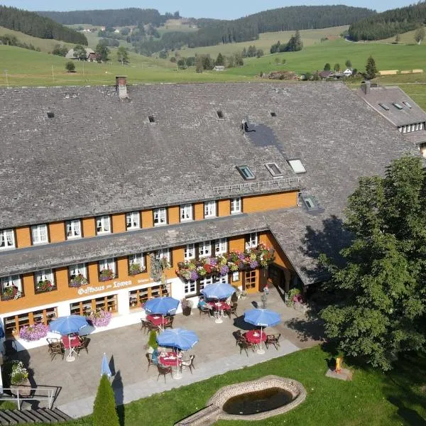 Hotel Zum Löwen - Unteres Wirtshaus: Titisee-Neustadt şehrinde bir otel
