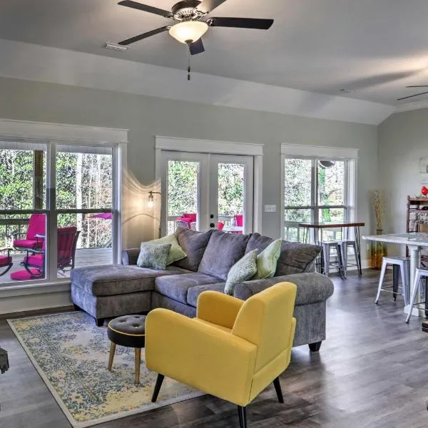 White Oak Creek Home with Views, Deck and Pool Access!, ξενοδοχείο σε Eufaula