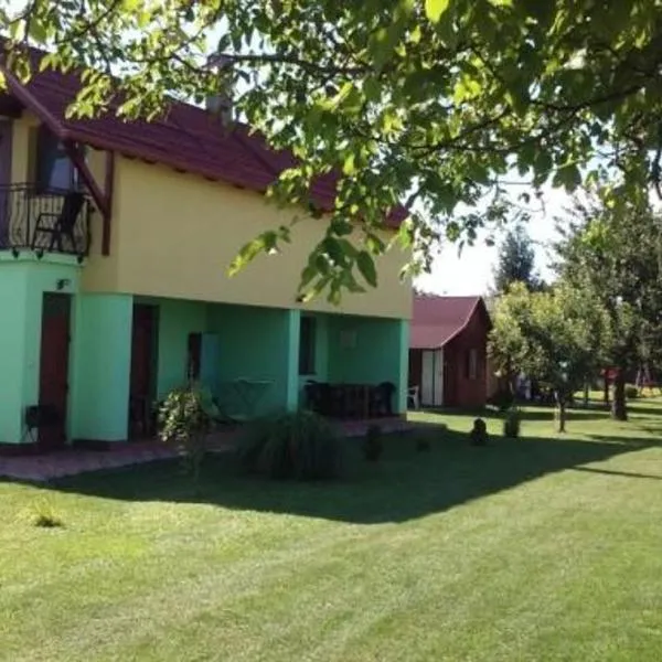 Chatky a apartmány Pod starým orechom - camp, hotel en Veľký Meder