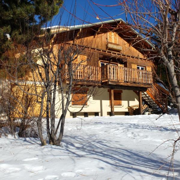 Chalet chaleureux a Saint Chaffrey avec vue montagne et cheminee