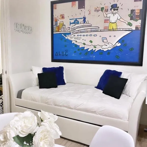 2 Bedroom Ocean Drive Newly Renovated, hotel in Miami Beach