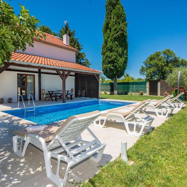 Beautiful Home In Smokovic With 4 Bedrooms, Wifi And Outdoor Swimming Pool