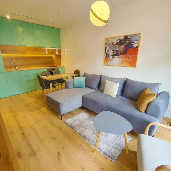 Luxury Green Apartment - Center - Balcony View - Free Parking, ξενοδοχείο στην Πρίστινα