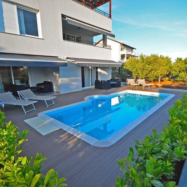 Apartment 2 with the swimming pool