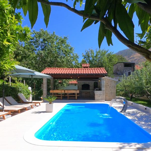 Amazing residence with NEW private pool,sauna,BBQ