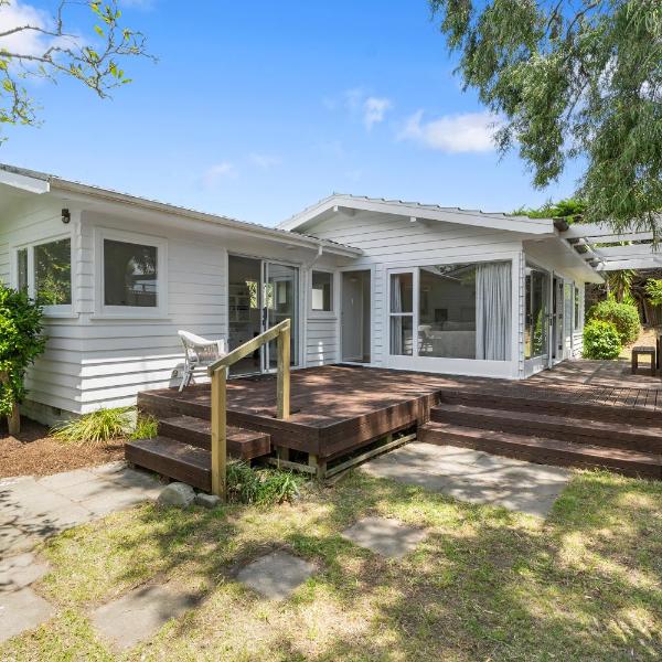 Blue Gate Cottage - Waikanae Beach Holiday Home