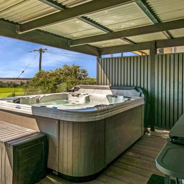 Gokus Shack Rural and water views with a spa, hotel v destinaci Corinella