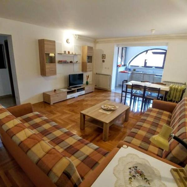 Apartman 100m2, full opremljen, privatni parking.
