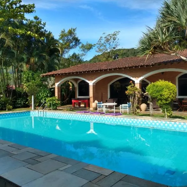 Casa com piscina em condomínio fechado no Guarujá, hotel v Sao Paulu