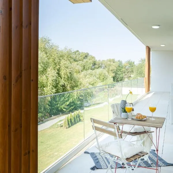 Il Lago - Turquoise - Cozy Luxurious Smart Home By The Lake, Hotel in Voluntari