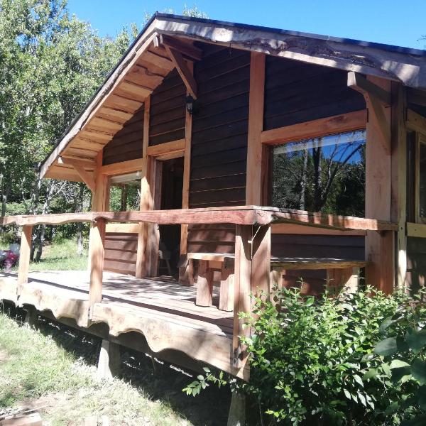 Cabana rustica 2 maravillosa,con troncos nativos, con orilla de Rio Trancura