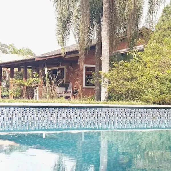 LINDA CHACARA EM CONDO A 40 MIN DE SP com piscina climatizada, churrasqueira, wifi, 5 quartos e muita natureza, hotel in Cajamar