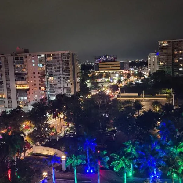Beautiful remodeled condominiun with an impecable view to the beach and city avenues walk distance to the beach, хотел в Сан Хуан