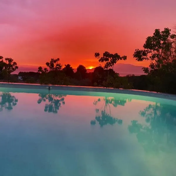 Villa individuelle avec piscine privée chauffée proche commerces et plage, khách sạn ở Porticcio