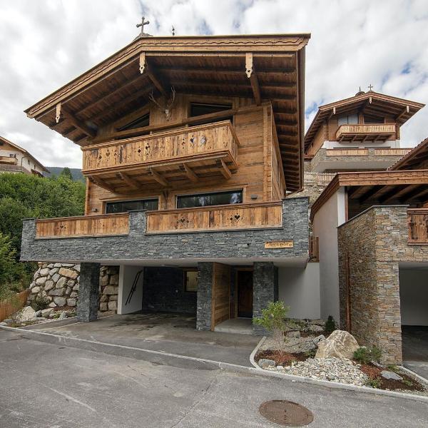 Luxury chalet with 4 bathrooms, near a small slope
