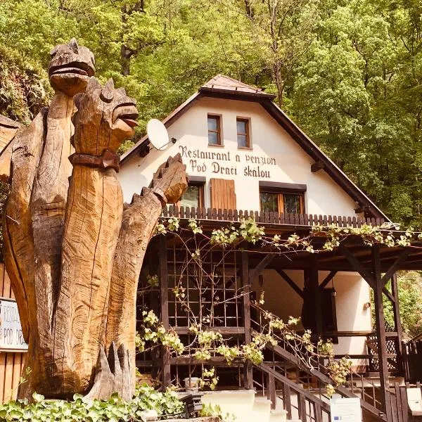 Restaurant a penzion Pod Draci skalou, hotell i Karlštejn