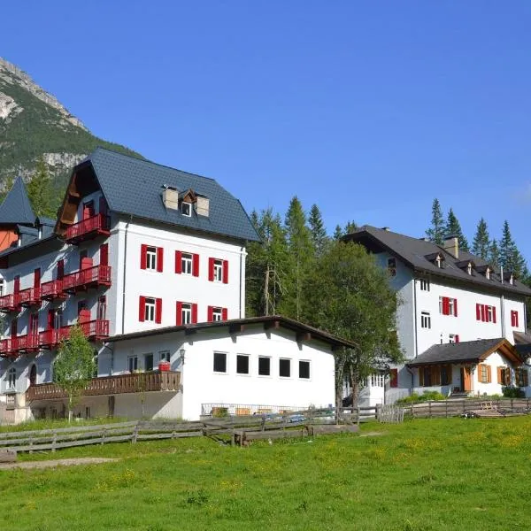 Hotel Croda Rossa, hotel in Carbonin