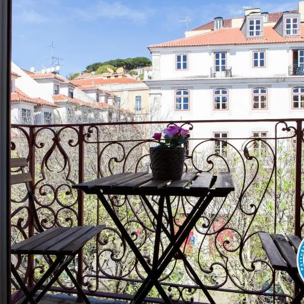 Alfama Sophisticate Flat With Balconies 2Bedrs 2Baths & AC in 19th Century Building Historic Center, hotel en Lisboa