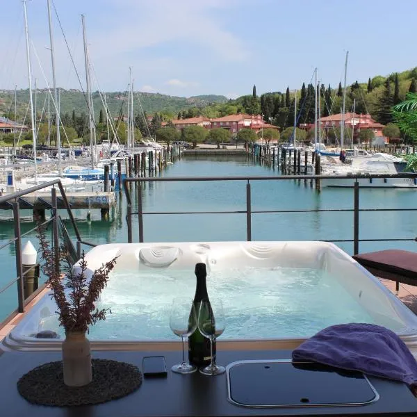 Floating house BRAVIA, hotel v Portoroži