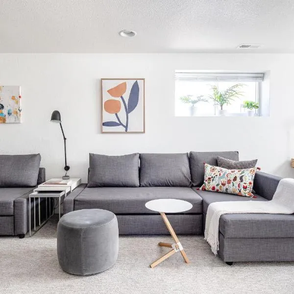 Well-Stocked, Family Friendly Home on the Westside STR-1669, Hotel in Colorade Springs