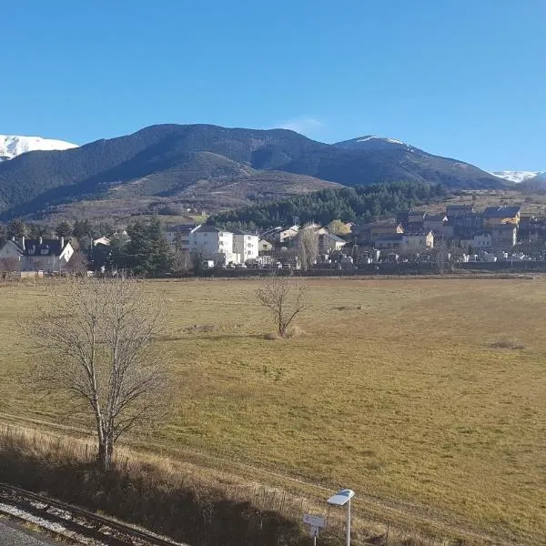 Loft mansardé du train jaune avec vue sur les montagnes, hotel u gradu 'Saillagouse'