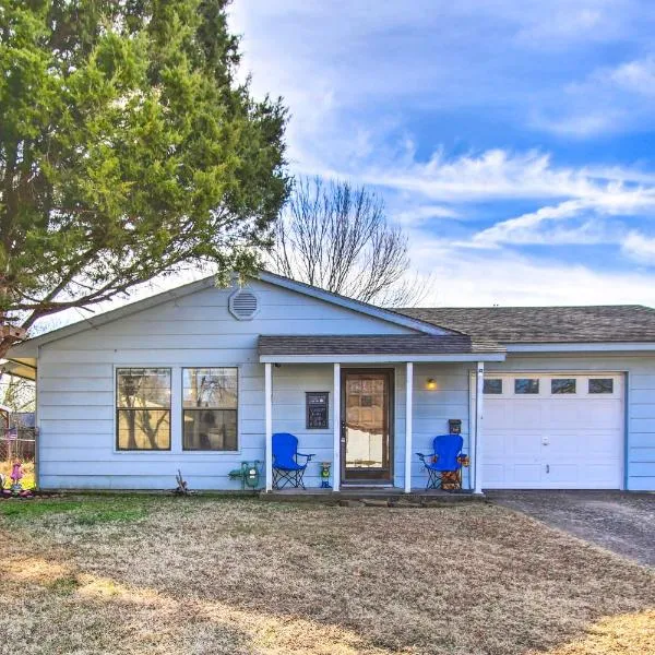 Dog-Friendly Bartlesville Retreat with Yard!, Hotel in Bartlesville