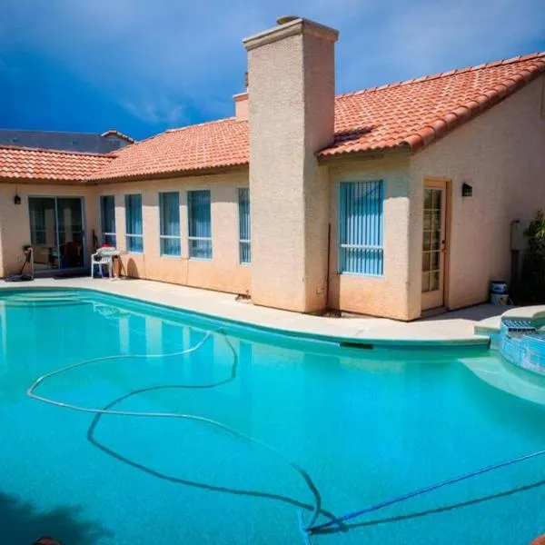 Luxury 1900 SQ FT House Huge 46 FT Pool & Hot SPA, hotel in Las Vegas