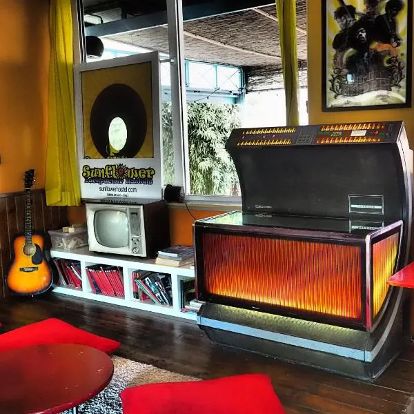 Sunflower Beach Backpacker Hostel & Bar, hotel in Rimini