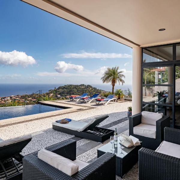 Exquisite Madeira Villa Villa Funchal Luz 5 Bedroom Heated Pool Sea Views Games Room Fu