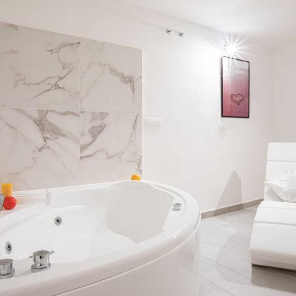 Unforgettable Split Level Jacuzzi Suite Navona - Top Collection