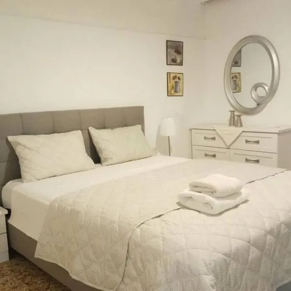 CENTRAL TOWN HOUSE 60m2****, hotelli Pireuksessa