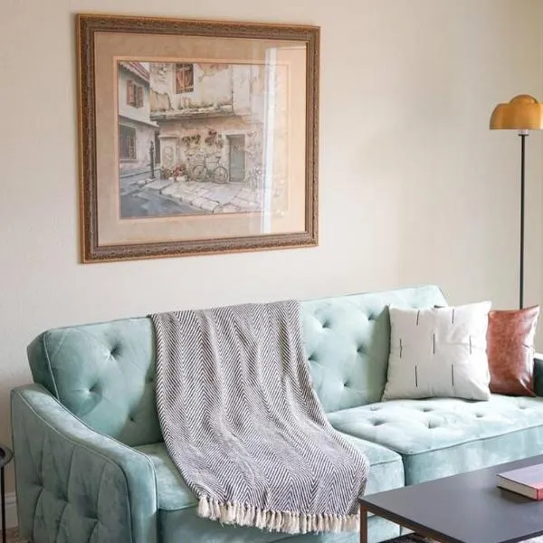 Sleepover 1BD 1BA Oklahoma City Apartments, hotel in Oklahoma City