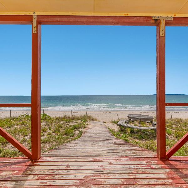 Poppy's Beach House - Beachfront Whangapoua Home