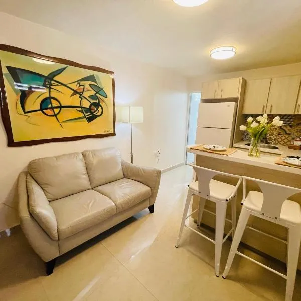 Compact Haven with Private Entrance and FREE Parking and Laundry, hôtel à Ponce