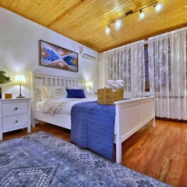 The Secret Lodge- NEW with private GARAGE, entire house, hotel in Veliko Tŭrnovo