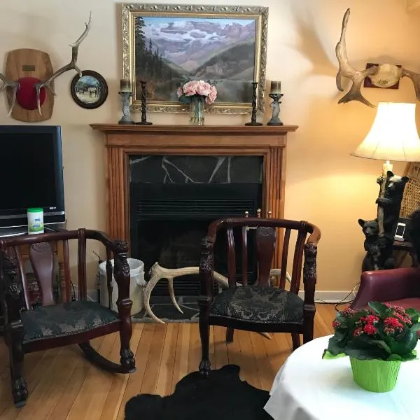 Holiday Lodge Bed and Breakfast, ξενοδοχείο στο Μπανφ