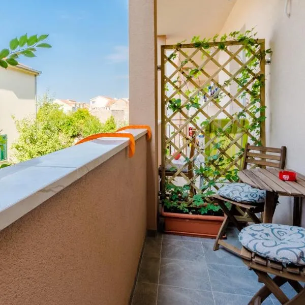 Apartment Karlo, hotel in Kaštela