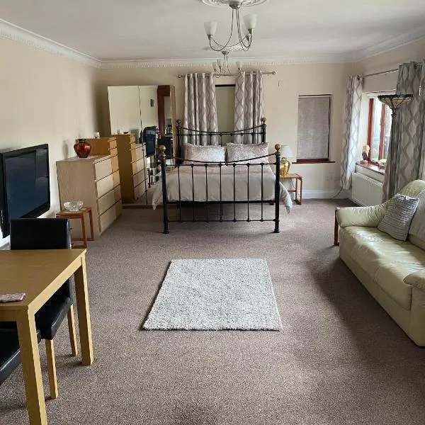 Stunning guest suite with private hot tub, ξενοδοχείο σε Rogerstone