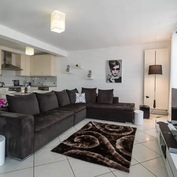 LUXURY PENTHOUSE APARTMENT WITH 3 Balconies -2 BEDROOMS -PETRUS VIEW & PARKING, hotel i Luxembourg