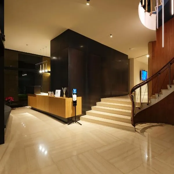 Hotel Touring, מלון בפררה