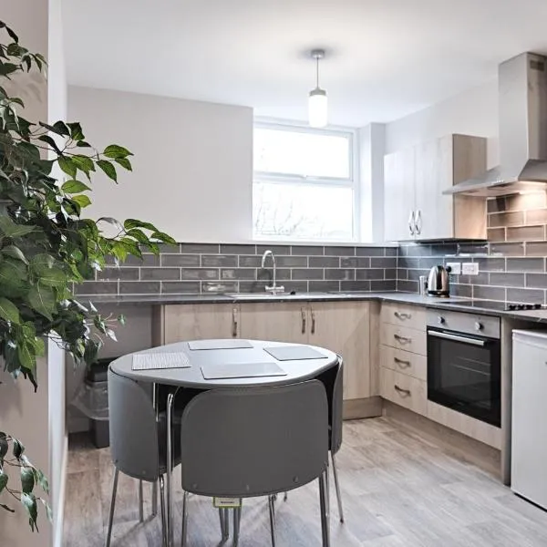 Contractor Base - Kitchen - Parking Included, Hotel in Swansea