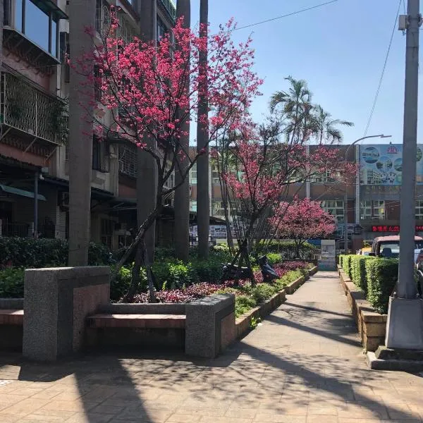 紅色鐵門, hotel a Taipei