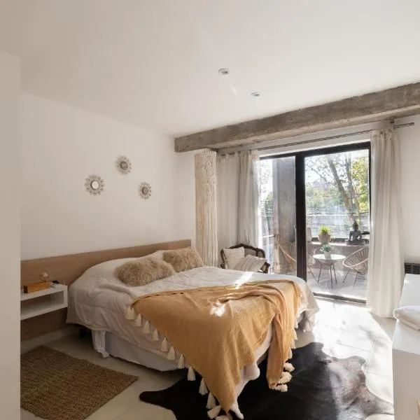 Cbmona Suites, ξενοδοχείο σε Villa Mercedes